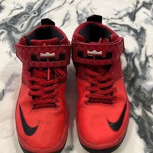 Nike Air Akronite GS Big Kids LeBron James Red/Black 819832-006  Size 5 Y